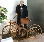 GOTTLIEB DAIMLER,Constructorul primei motociclete din lemn, Carburatorul cu jigloare, Motor cu doi cilindri in V